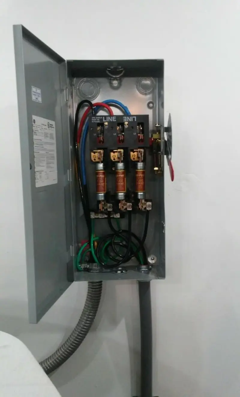 Three-phase disconnect switch installed for Smoke Detector Installation in Jacksboro